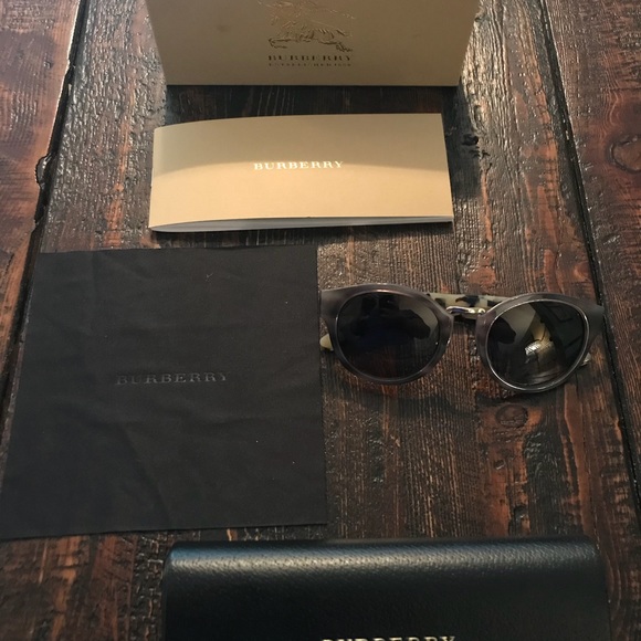 Authentic Burberry gray sunglasses - Picture 5 of 7